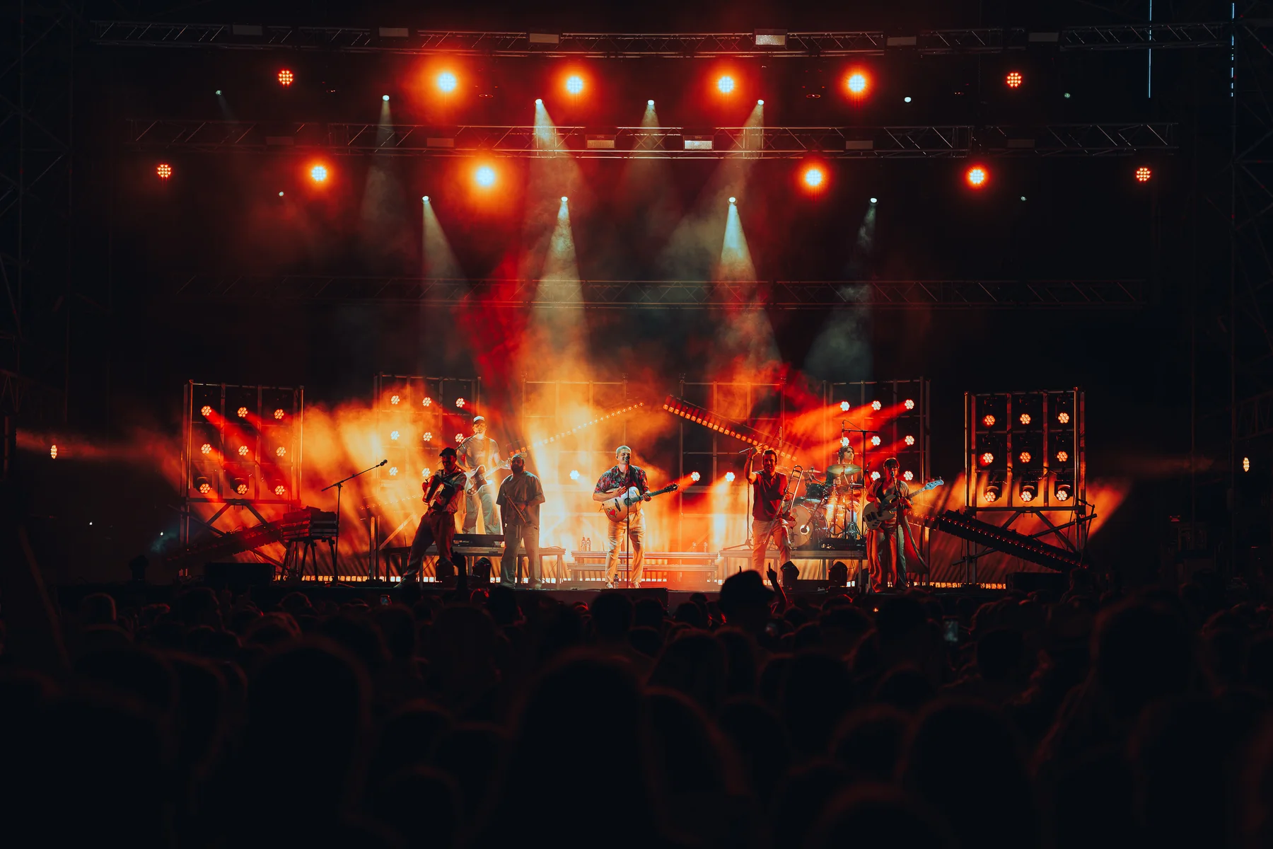 ELS CATARRES — Concert in amber and white light
