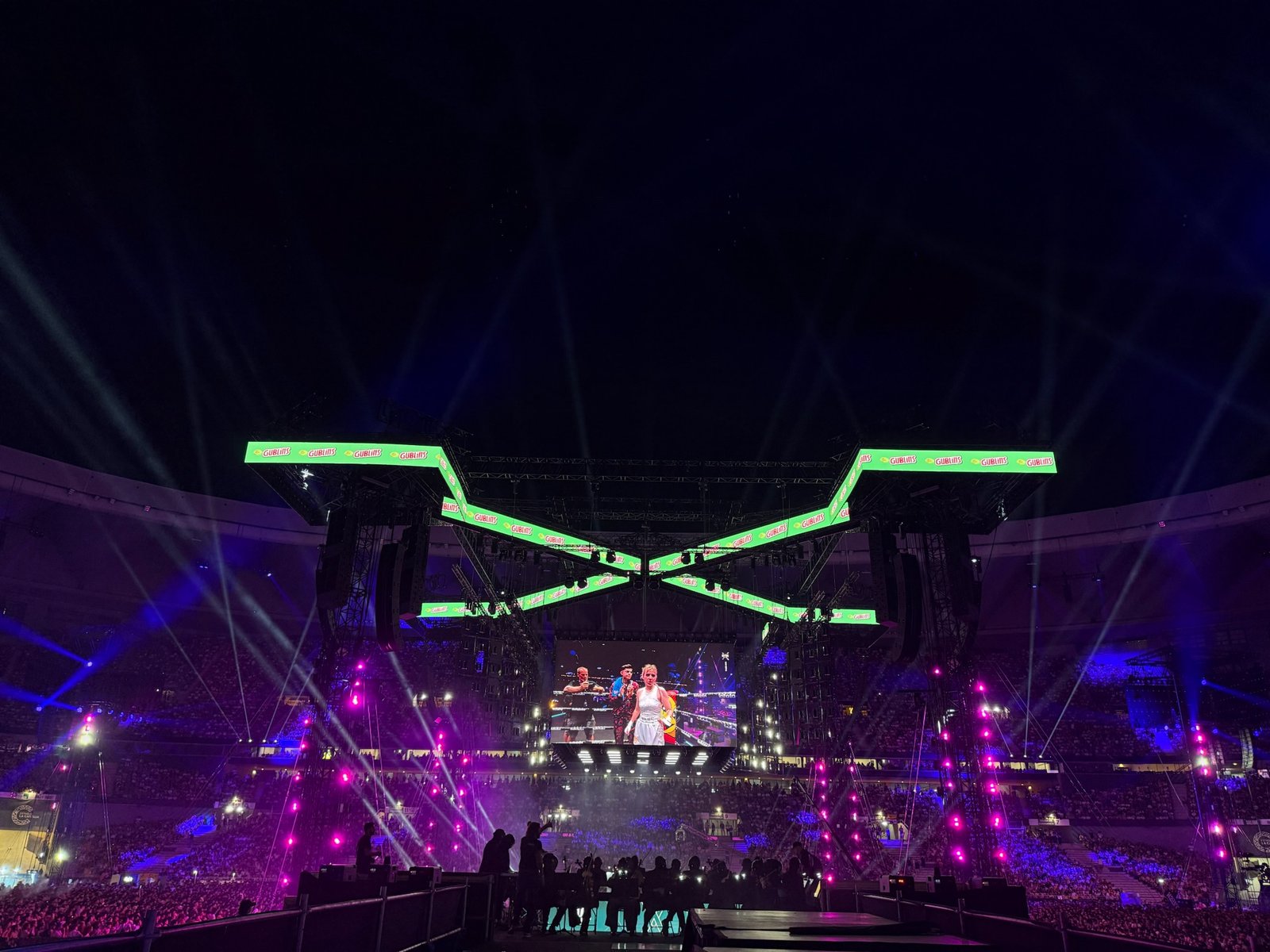 LA VELADA 6 — Full stadium with the illuminated central structure